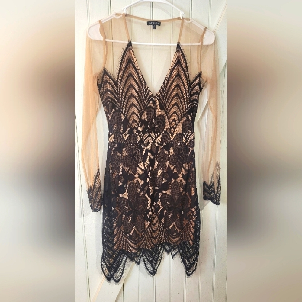 NWOT Lace Dress - Picture 2 of 3